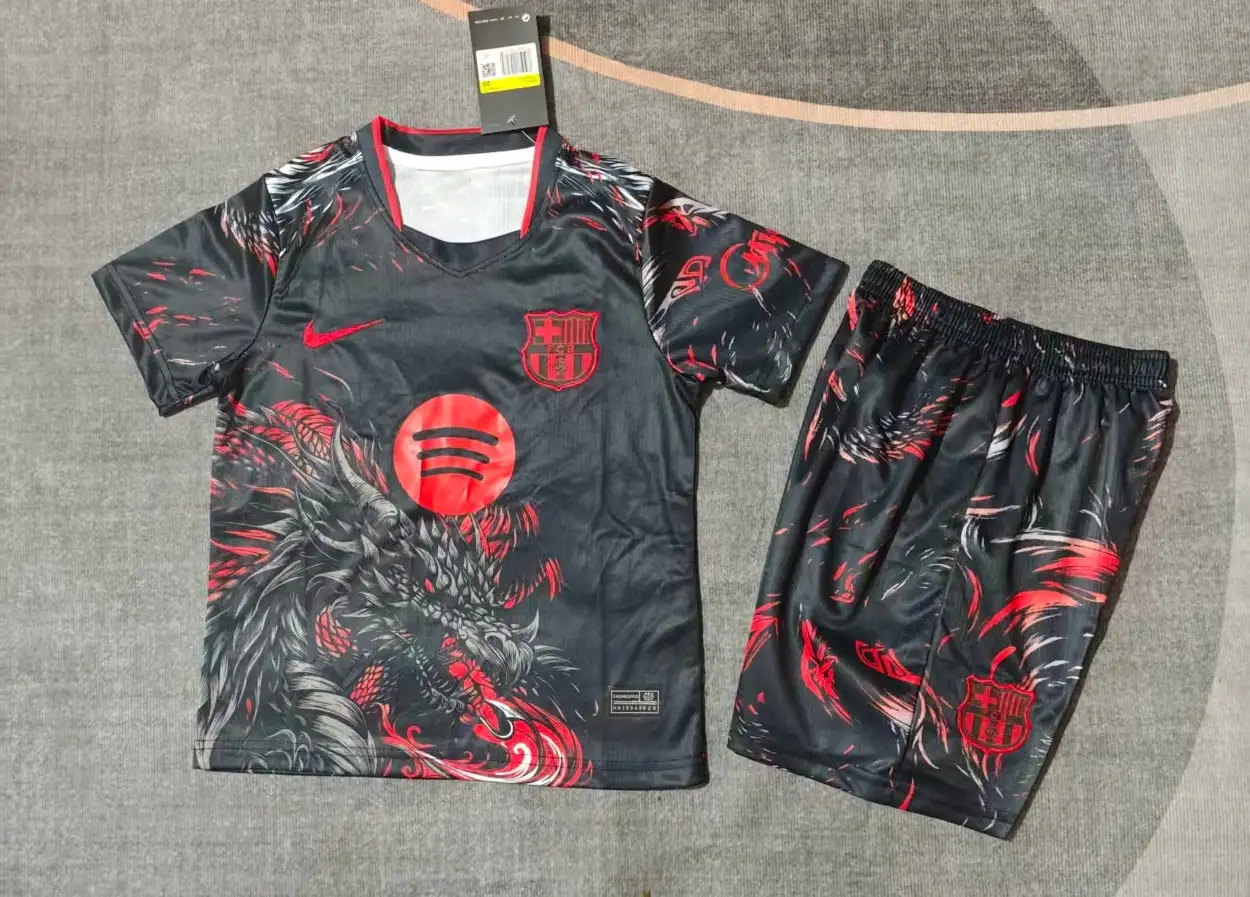 Camiseta FC Barcelona Conjunto Ninos Dragón 2026 2027 Negro Rojo Camiseta FC Barcelona Conjunto Niños Dragón 2026 2027 Negro Rojo