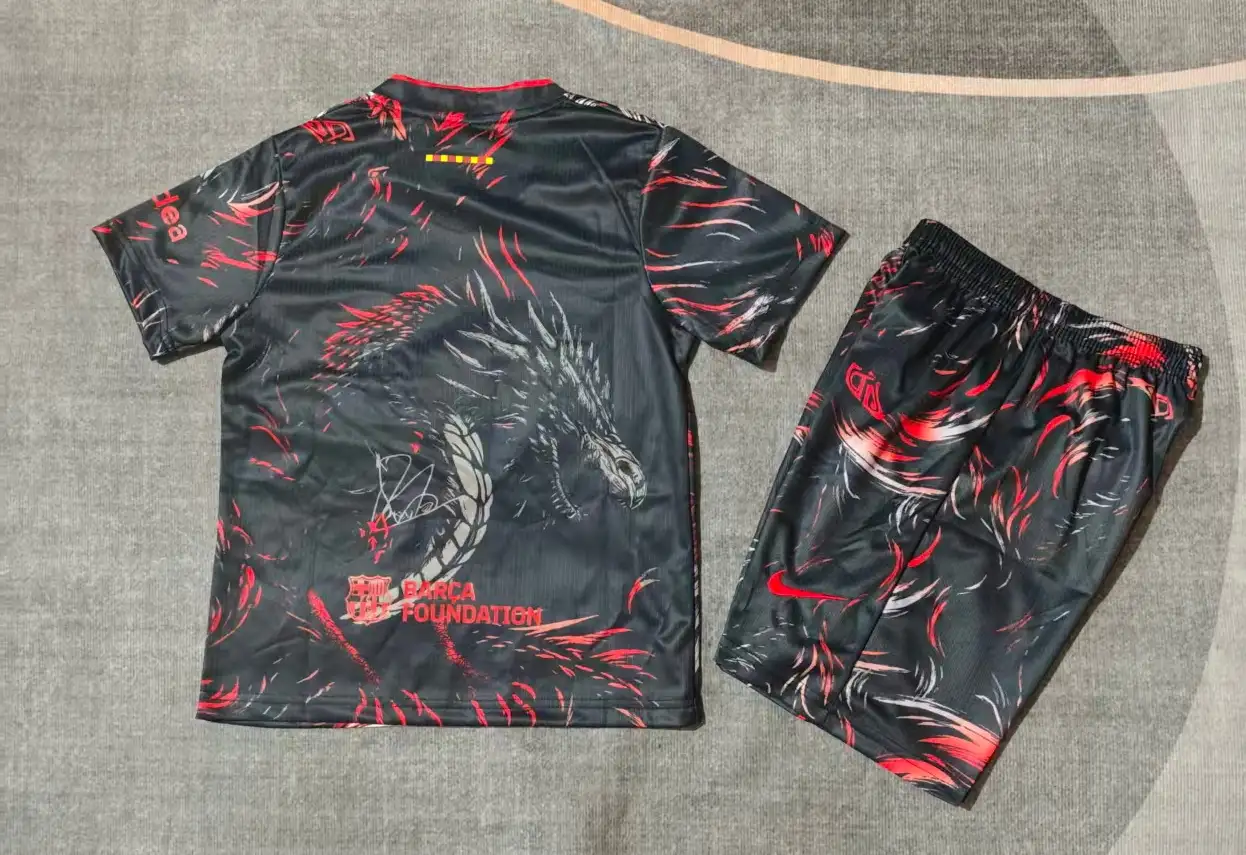 Camiseta FC Barcelona Conjunto Ninos Dragón 2026 2027 Negro Rojo_1 Camiseta FC Barcelona Conjunto Niños Dragón 2026 2027 Negro Rojo_1