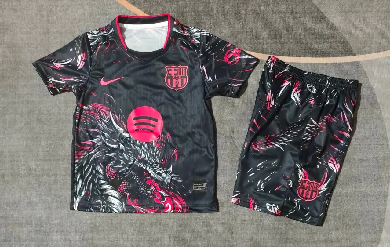 Camiseta FC Barcelona Conjunto Ninos Dragón 2026 2027 Negro Rosa Camiseta FC Barcelona Conjunto Niños Dragón 2026 2027 Negro Rosa