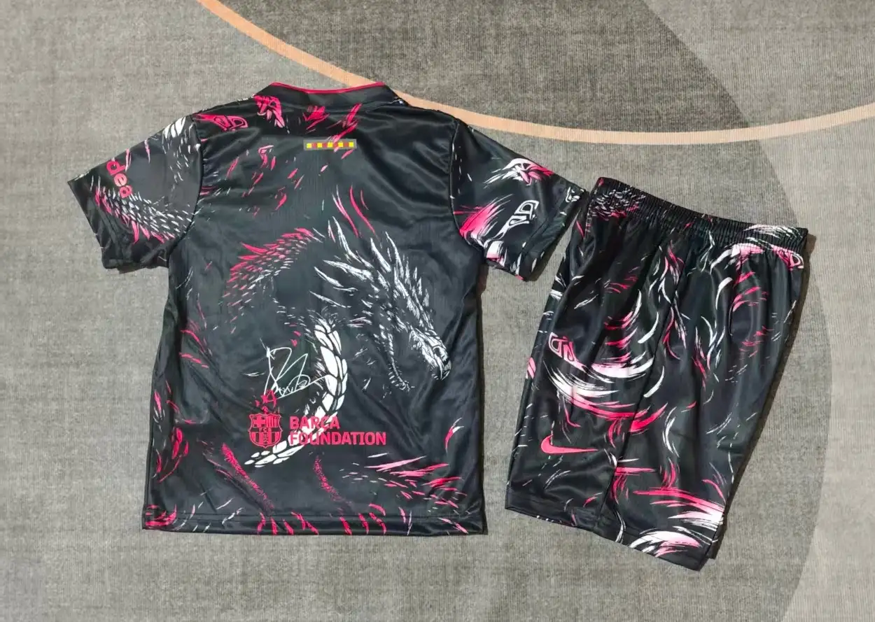 Camiseta FC Barcelona Conjunto Ninos Dragón 2026 2027 Negro Rosa_1 Camiseta FC Barcelona Conjunto Niños Dragón 2026 2027 Negro Rosa_1