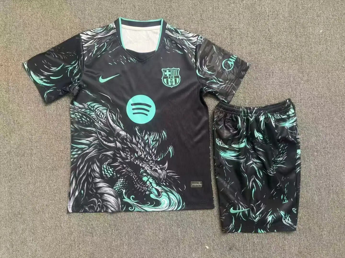 Camiseta FC Barcelona Conjunto Ninos Dragón 2026 2027 Negro Verde Camiseta FC Barcelona Conjunto Niños Dragón 2026 2027 Negro Verde